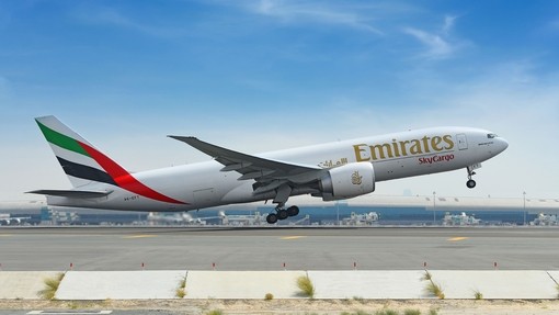 Un avión despegando de una pista