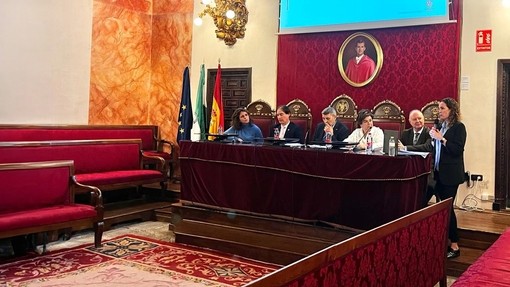 Cuatro personas estaban sentadas en un espacio elevado.